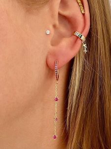 Les Favorites Pozłacana nausznica z cyrkoniami rozmiar: onesize. Różowe kolczyki Les Favorites, z cyrkonią, pozłacane. Za 56,99 zł.