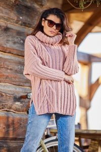Sweter Oversize z Golfem - Różowy. Czerwone golfy Awama, bez wzorów, z materiału. Za 229,90 zł.
