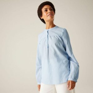 Koszula turystyczna damska Natine. Niebieskie koszule Regatta, bez wzorów, z bawełny, bez kołnierzyka, bez ramiączek. W wyprzedaży za 208,00 zł.