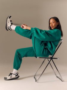 4F Spodnie dresowe joggery damskie - zielone XL. Zielone spodnie dresowe 4f, xl, bez wzorów, z dresówki. Za 139,99 zł.