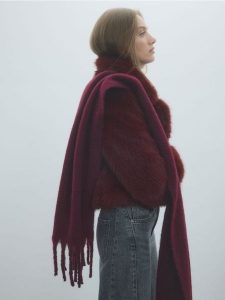 Szalik z frędzlami - burgundowy. Czerwone szaliki Reserved, bez wzorów. W wyprzedaży za 59,99 zł.