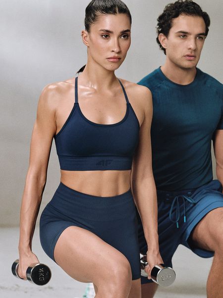 4F Biustonosz treningowy bezszwowy z niskim wsparciem damski - turkusowy M/L. Niebieskie biustonosze 4f, bez wzorów, ze skóry. Za 99,99 zł.