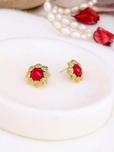 Pierres de Jade Pozłacane kolczyki-wkrętki z koralami rozmiar: onesize. Czerwone kolczyki Pierres de Jade, z koralem, pozłacane. Za 43,99 zł.