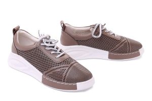 ARTIKER RELAKS 50C1346 taupe, półbuty damskie. Brązowe półbuty Artiker Relaks, na lato, w ażurowe wzory, ze skóry, bez obcasa, bez zapięcia. Za 125,94 zł.