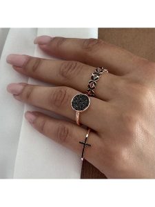 DI GIORGIO Pozłacany pierścionek z cyrkoniami rozmiar: 50. Czarne pierścionki DI GIORGIO, z cyrkonią, pozłacane. Za 69,99 zł.