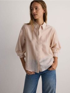 Koszula z lyocellu - pastelowy róż. Czerwone koszule Reserved, l, bez wzorów, z lyocellu, bez kołnierzyka, bez ramiączek. W wyprzedaży za 55,99 zł.