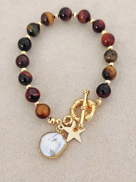 Nakkash Pozłacana bransoletka z tygrysim okiem i perłą rozmiar: onesize. Brązowe bransoletki Nakkash, z perłą, pozłacane. Za 65,38 zł.