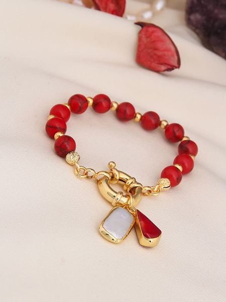 L'Atelier de Gaia Pozłacana bransoletka z koralami rozmiar: onesize. Czerwone bransoletki L'Atelier de Gaia, z koralem, pozłacane. Za 83,22 zł.