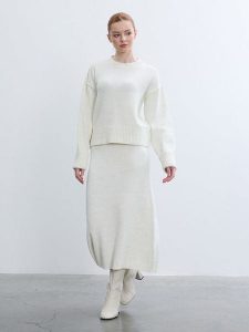 BGN Sweter w kolorze kremowym rozmiar: 40. Brązowe swetry oversize BGN, bez wzorów, bez ramiączek. Za 121,80 zł.