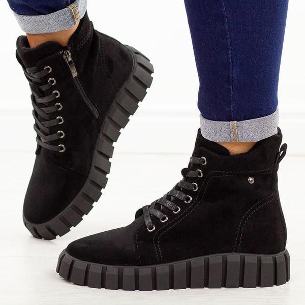 Czarne zamszowe botki damskie na traperze Potocki 19316. Czarne botki POTOCKI, na jesień, bez wzorów, z jeansu, z okrągłym noskiem, bez obcasa, bez zapięcia. Za 229,00 zł.