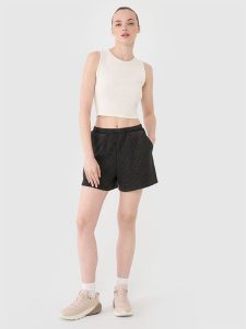 4F Spodenki casual z dzianiny waflowej damskie - czarne S. Czarne szorty 4f, bez wzorów, z bawełny, casualowe. W wyprzedaży za 49,99 zł.