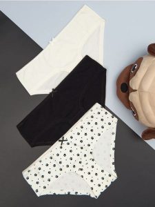 Majtki figi 3 pack - wielobarwny. Figi Sinsay, bez wzorów. Za 19,99 zł.