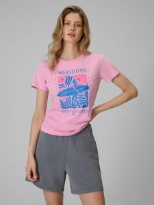 4F T-shirt regular z nadrukiem damski - różowy XS. Czerwone t-shirty 4f, xs, bez wzorów, z bawełny, bez kołnierzyka, bez ramiączek. Za 59,99 zł.