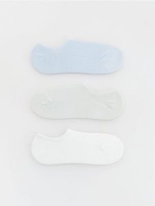 Krótkie skarpetki 3 pack - jasnoniebieski. Niebieskie skarpetki Reserved, bez wzorów. W wyprzedaży za 32,99 zł.