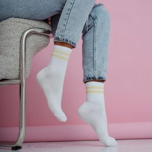 Białe skarpetki damskie dwa paski 1235 yl. Białe skarpetki Milena, bez wzorów, z bawełny. Za 16,90 zł.