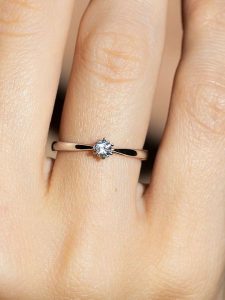 ATELIER DU DIAMANT Złoty pierścionek "Solitaire Envoûtant" z diamentem rozmiar: 52. Szare pierścionki ATELIER DU DIAMANT, z diamentem, złote. Za 1 296,99 zł.