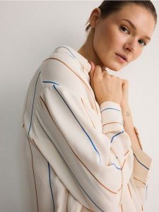 Koszula z wiskozy - kremowy. Białe koszule Reserved, l, bez wzorów, z tkaniny, bez kołnierzyka, bez ramiączek. W wyprzedaży za 69,99 zł.