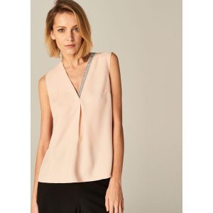 Elegancki top z biżuteryjnym wykończeniem dekoltu - Różowy. Bluzki marki Mohito. W wyprzedaży za 39,99 zł.