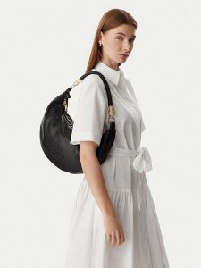 LOVE MOSCHINO Torebka JC4222PP0OKA0000 Czarny. Czarne torebki klasyczne LOVE MOSCHINO, bez wzorów, ze skóry, bez dodatków. Za 579,99 zł.
