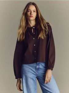 Koszula z ozdobnym kołnierzem - ciemnobrązowy. Brązowe koszule Reserved, l, bez wzorów, z bawełny, bez kołnierzyka, bez ramiączek. Za 139,99 zł.