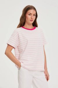 Bluza oversize w paski różowa. Czerwone bluzy MOODO, l, bez wzorów, z bawełny, bez kaptura. Za 79,99 zł.