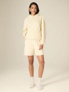 4F Spodenki dresowe damskie - żółte M. Żółte szorty 4f, bez wzorów, z dresówki, z podwyższonym stanem. Za 79,99 zł.