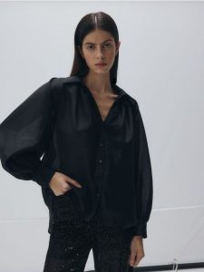 Transparentna koszula - czarny. Czarne koszule Reserved, l, bez wzorów, z tkaniny, bez kołnierzyka, bez ramiączek. W wyprzedaży za 79,99 zł.