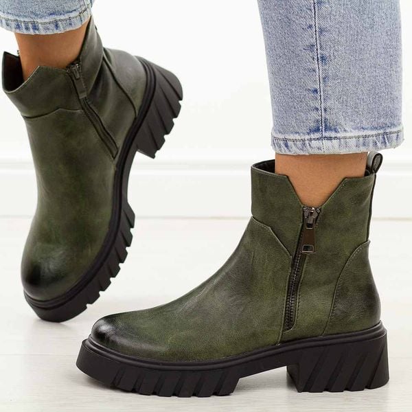 Zielone botki damskie platformie M.Daszyński 2502-5. Zielone botki M.Daszyński, na jesień, bez wzorów, z jeansu, z okrągłym noskiem, bez obcasa, na platformie, bez zapięcia. W wyprzedaży za 189,05 zł.