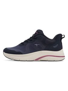 Tamaris Sneakersy w kolorze granatowym rozmiar: 40. Niebieskie trampki Tamaris, bez wzorów, bez zapięcia. Za 180,06 zł.