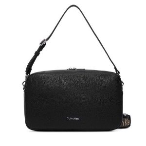 Torebka Calvin Klein. Czarne listonoszki Calvin Klein, bez wzorów, bez dodatków. Za 489,99 zł.