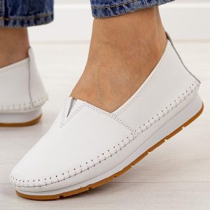 Białe skórzane półbuty damskie S.Barski 7051. Białe półbuty S.BARSKI, na jesień, bez wzorów, z jeansu, bez obcasa, na płaskiej podeszwie, bez zapięcia. Za 219,00 zł.