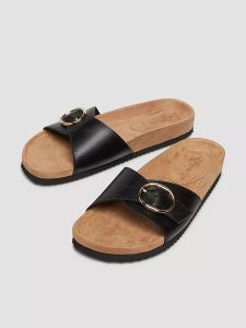 S.Oliver Klapki w kolorze czarnym rozmiar: 41. Czarne klapki s.Oliver, bez wzorów, z otwartym noskiem, bez obcasa. Za 122,96 zł.