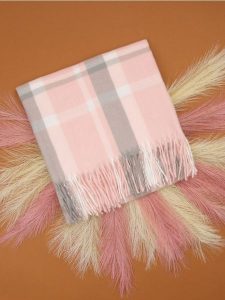 Szalik - wielobarwny. Szaliki Sinsay, bez wzorów. Za 29,99 zł.