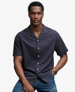 Superdry Koszula Cabana krótki rękaw z bawełny organicznej – SOFT NAVY. Niebieskie koszule Superdry, l, bez wzorów, z bawełny, bez kołnierzyka, bez ramiączek. Za 287,95 zł.