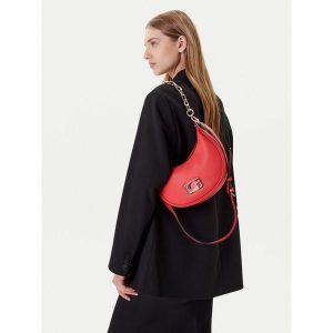 Torebka Guess. Czerwone torebki klasyczne Guess, z aplikacjami, bez dodatków. Za 329,99 zł.