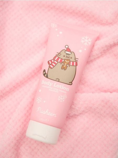 Balsam do ciała Chocolate Chip Cookie Pusheen - różowy. Czerwone body i gorsety Sinsay, bez wzorów. Za 15,99 zł.