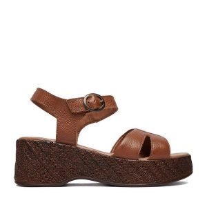 Sandały Lasocki. Brązowe sandały Lasocki, bez wzorów, bez obcasa, na koturnie, bez zapięcia. Za 179,99 zł.