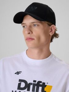 4F Czapka z daszkiem strapback uniseks 4F x Drift Masters - czarna S/M. Czarne czapki 4f, z aplikacjami, z bawełny, sportowe. Za 119,99 zł.