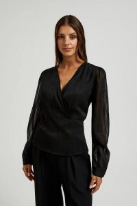 Elegancka koszula z dekoltem w serek czarna. Czarne koszule MOODO, l, bez wzorów, z poliesteru, bez kołnierzyka, bez ramiączek. W wyprzedaży za 29,99 zł.