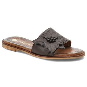 Klapki damskie Armodo, cholewka ze skóry naturalnej licowej z szerokim paskiem z przodu ozdobna aplikacja, brązowe, 40477. Brązowe klapki Armodo, z aplikacjami, ze skóry, bez obcasa. Za 299,00 zł.