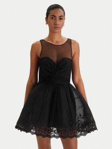 Bardot Sukienka koktajlowa Hilda 60223DB Czarny Slim Fit. Czarne sukienki Bardot, bez wzorów, z syntetyku, wizytowe, bez kołnierzyka, bez ramiączek. Za 529,99 zł.