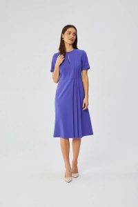 Elegancka sukienka midi z ozdobnymi zakładkami fioletowa. Fioletowe sukienki Stylove, do pracy, l, bez wzorów, z materiału, biznesowe, bez kołnierzyka, bez ramiączek, midi, dopasowane. Za 339,00 zł.