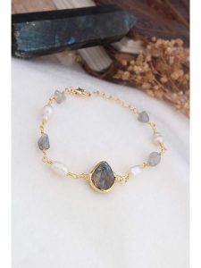 Pierres delicates Pozłacana bransoletka z prehnitami rozmiar: onesize. Zielone bransoletki Pierres delicates, z perłą, pozłacane. Za 83,22 zł.