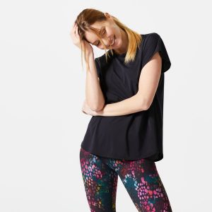 Koszulka fitness damska Domyos krótki rękaw. Czarne bluzki DOMYOS, l, bez wzorów, z elastanu, sportowe, bez kołnierzyka, bez ramiączek. Za 59,99 zł.