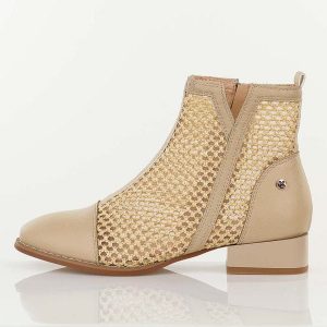 Beżowe wiosenne botki damskie na obcasie M.Daszyński Sa197-31. Brązowe botki M.Daszyński, na jesień, w ażurowe wzory, z jeansu, bez obcasa, na obcasie, bez zapięcia. Za 239,00 zł.