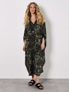 Apricot Sukienka w kolorze khaki rozmiar: M. Brązowe sukienki Apricot, na co dzień, m, bez wzorów, z wiskozy, bez kołnierzyka, bez ramiączek, maxi, proste. Za 82,99 zł.