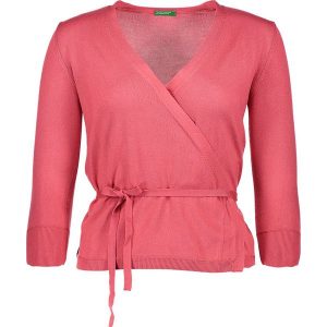 Kardigan w kolorze fuksji. Kardigany marki Benetton. W wyprzedaży za 64,95 zł.