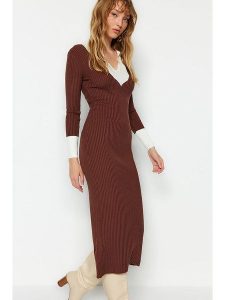 Trendyol Sukienka dzianinowa w kolorze biało-brązowym rozmiar: L. Brązowe sukienki Trendyol, l, bez wzorów, z dzianiny, bez kołnierzyka, bez ramiączek, midi. Za 83,22 zł.