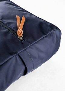 Plecak z kontrastowymi detalami. Niebieskie plecaki bonprix. Za 119,99 zł.