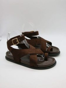 Bellucci Sandały w kolorze brązowym rozmiar: 37. Brązowe sandały Bellucci, bez wzorów, z otwartym noskiem, bez obcasa, bez zapięcia. Za 86,99 zł.